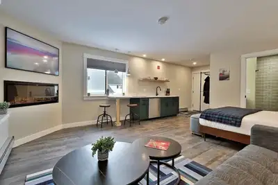 Image de Stylish Studio for 4 with Ev Charger, Pool & Shuttle Access