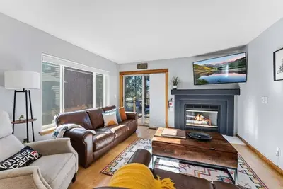 Image de Tri-level townhome in Fraser, private outdoor hot tub, mt views