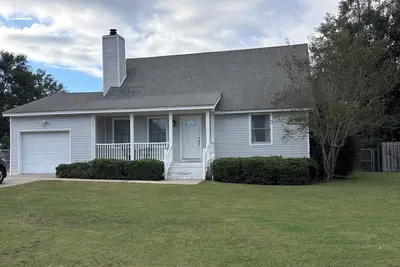 Image de Charming 3 bed 2. 5 bath. Family & pet friendly. Close to horse & golfing events.