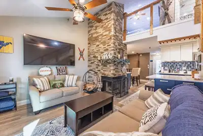 Image de Cozy 1-bedroom king condo w/fireplace in Snowshoe. Walk to slopes!