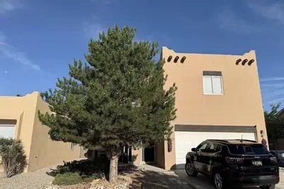 Image de Conveniently located comfortable Westside Home