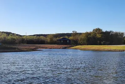 Image de Charming 1-bedroom cabin on lg private pond close to Rocker B and Possum Kingdom