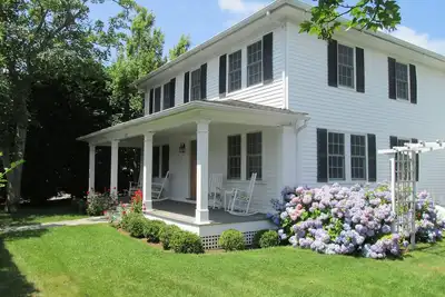 Image de Bright spacious downtown home; walk to beach & lighthouse