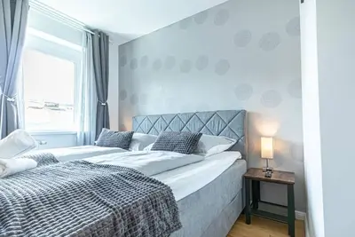 Image de Just 9 min to City Center via Metro 1br+1lr Apt.