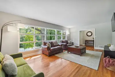 Image de Private 3/2. Pets Ok. Fenced Yard. 5 min to City Square. Full-sized washer/dryer