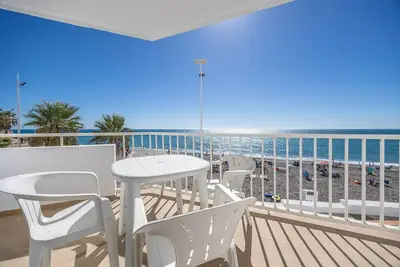 Image de Holiday apartment in Torresol building, first line of the beach