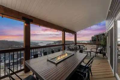 Image de Gorgeous Lake View - Indoor Pool Access - Hot Tub - Game Room