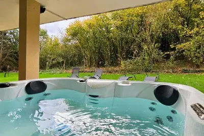 Image de Jacuzzi 3 places privé, jardin, clim & parking — Dieulouard A31