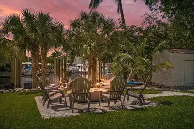Image de 5 Bedroom Newly Remodeled Waterfront Home! 3 paddleboards & Dock slip included