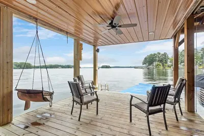 Image de 5 Bedroom Waterfront Home on Lkg