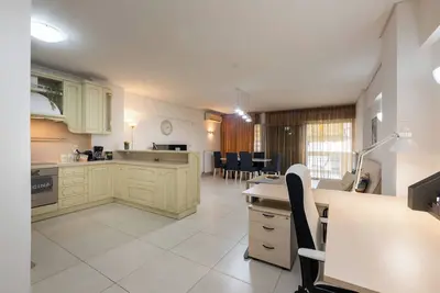 Modern 2br apt: hot tub, private parking, steps from metro