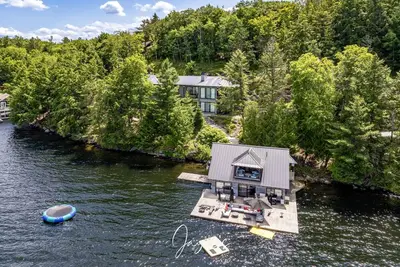 Image de Stunning 6 bed 7 bath cottage on South Lake Rosseau!