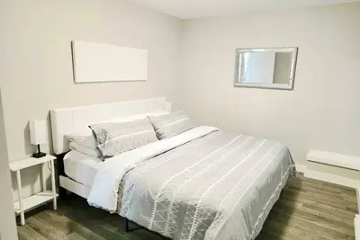 Image de Modern 2 Bedroom suite in quiet, beautiful neighborhood. Small dog friendly!