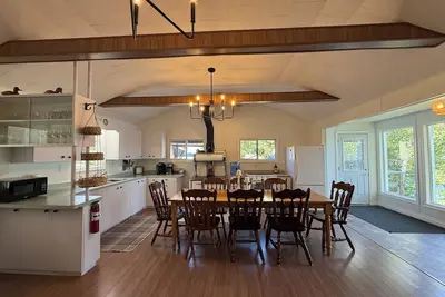 Image de 3 Bedroom Lakefront Cottage | Ofsc & Trails Nearby