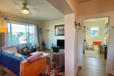 Image de Rockridge Private Upper 2br Flat - Comfort & Artsy Charm in a Major Foodie Haven