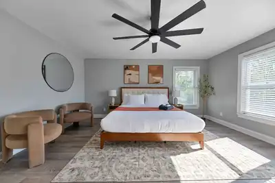 Image de Modern 5-Bedroom Home | Pool Table I King Beds