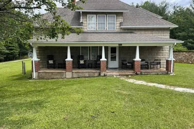 Image de 4 bedroom farm house located approximately 1. 5 miles from the Blue Ridge Parkway