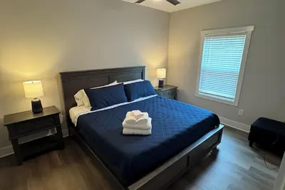 Image de Brand-New Modern Lowell Lodge w/ Firepit & Fenced Yard