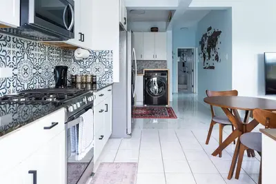 Image de Modern Garden Apartment with Island Charm