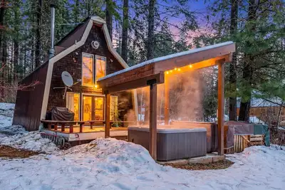 Image de Creekfront Cabin w/ Hot Tub Near Lake Wenatchee