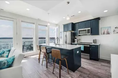 Image de Chic Lakefront Getaway W/ Hot tub + Kayaks!