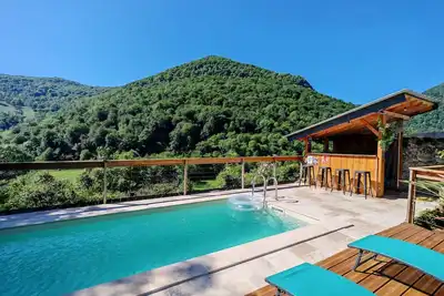 Image de Le paradis perdu piscine jacuzzi billard baby-foot. . .