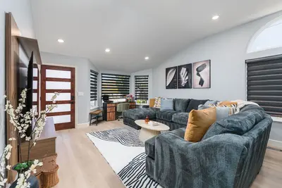 Image de Renovated 4br Escape - Chic Comfort & Outdoor Glow