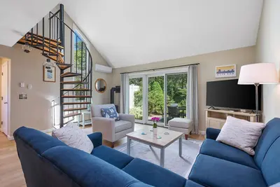 Image de Charming Ocean Edge condo with modern updates, beach gear, & great location near Brewster's best!