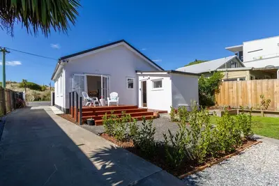 Image de Wai Marino Cottage - Marine Parade, sleeps 5