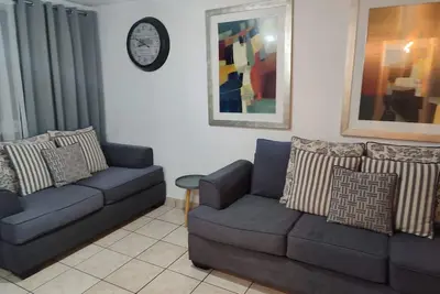 Image de Nice 3-bedroom apartment, sleeps up to 7, remodeled, cozy, clean
