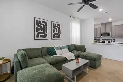 Image de Modern 3-Bedroom Near Hospital & Power Plant, Workspaces & Pet-Friendly Yard