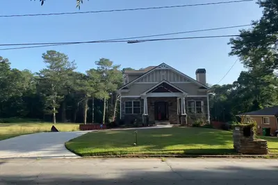 Image de Private Suite near Atlanta, Georgia with a kitchenette and a private balcony.
