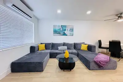 Image de Modern 2BDx2BTH in Hollywood with Parking, Washer Drier, Ac, High Speed Wifi