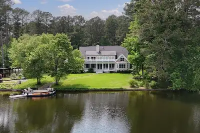 Image de Executive Lakefront Home being offered for rent while on the market for sale.