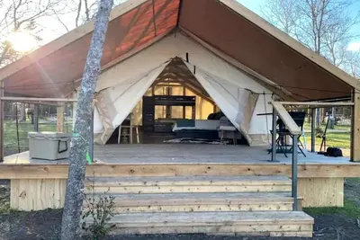 Image de Relaxing Lakeview Safari Tent with Outdoor Seating and Nature Access near Bastrop, Texas