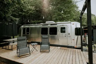 Image de Modern Airstream Perfect for Couples Getaway in Erwin, Tennessee