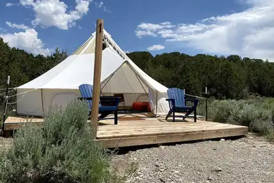 Image de Clean and Comfortable Canvas Bell Tent by City of Rocks National Reserve, Idaho