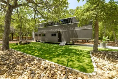 Image de Vibrant Luxury Villa Oasis near Lake Walter E. Long in Texas