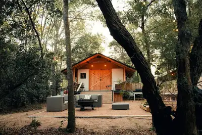Image de Cozy Lakefront Glamping Cabin with Private Patio near Austin, Texas