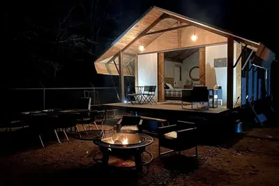 Image de Beautiful Lakefront Glamping Cabin with Fire Pit and Lake Views near Austin, Texas
