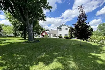 Image de Restored Farmhouse with Hot-Tub in Penn Yan, New York
