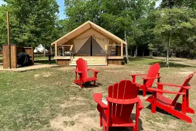 Image de Tranquil Lakefront Glamping Safari Tent with Scenic Views near Bastrop, Texas