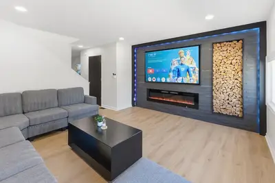 Image de Modern home near Convention Center