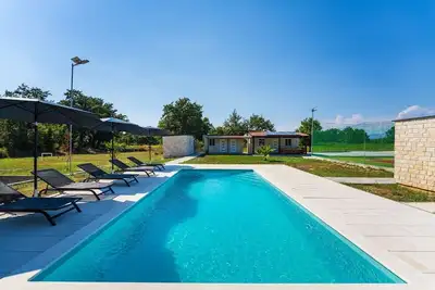 Image de Bungalow with tennis court and swimming pool