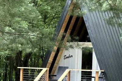 Image de Beautiful A-Frame Cabin with Grill and Fire Pit for an Amazing Glamping Experience in Canandaigua, New York