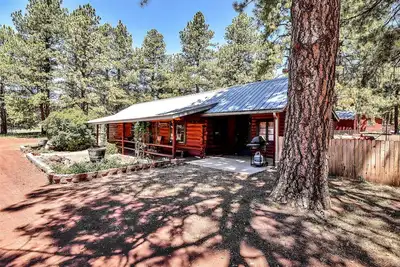 Image de Authentic One Hundred Year Old Log Cabin in the Kaibab Forest, near the Grand Canyon, Arizona