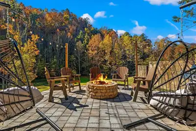Image de Cabin Getaway Hot Tub, Fire Pit & Mountain Views!