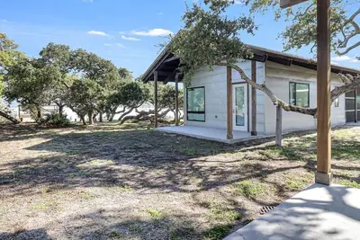 Image de Cozy Modern Cottage with Oak Tree Views near the Pier in Rockport, Texas