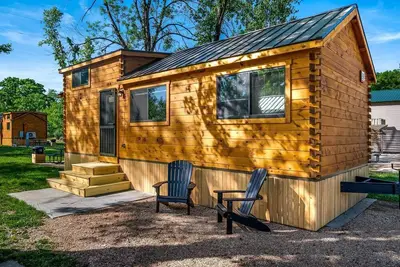 Image de Charming Wooden Cabin Nestled Amidst Trees in Branson, Missouri