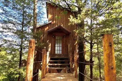 Image de Gorgeous Chic Treehouse with Lofted Interior and Panoramic Views in Arkansas